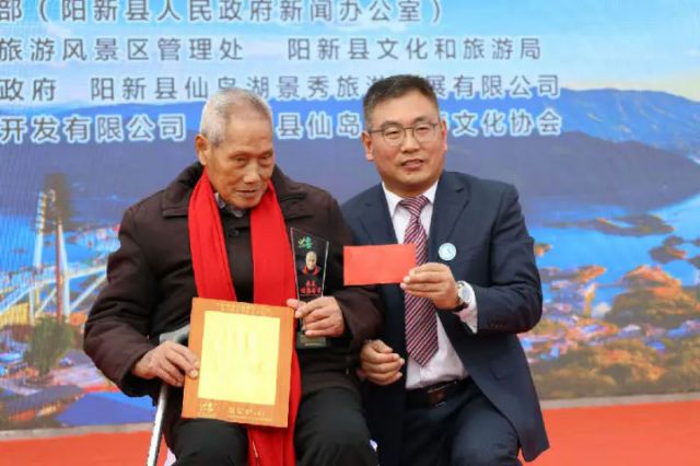 圖3  王智墨為百歲老人蔡定爐頒獎(jiǎng)（石歡 攝）.jpg