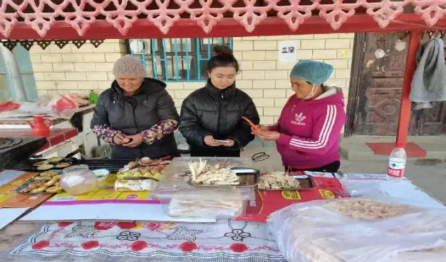 圖3宣傳干事（中）教村民數(shù)字農(nóng)家書屋APP的下載流程等（塔吉尼薩·達(dá)吾提 攝）.jpg