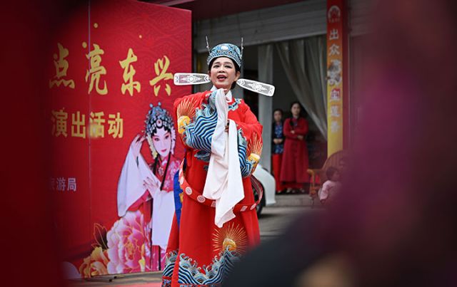 圖4  11月11日，四川省內(nèi)江市東興區(qū)雙橋鎮(zhèn)清源社區(qū)，當(dāng)?shù)厝罕娬谟^看精彩的戲劇節(jié)目。.jpg