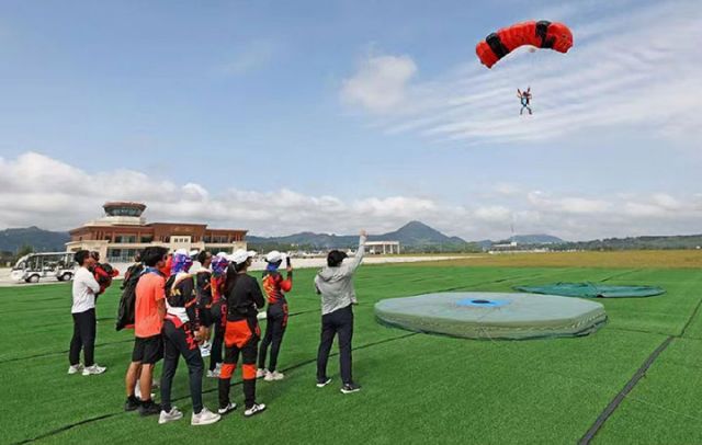 圖2  國家跳傘隊在竹山通用培訓(xùn)跳傘運動員 （向繼華 攝）.jpg