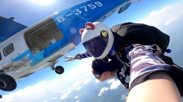 圖3  運動員展示低空跳山 （向繼華 攝）.jpg