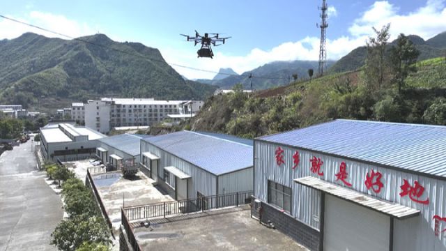 圖4 無人機運送貨物 （向繼華 攝）.jpg