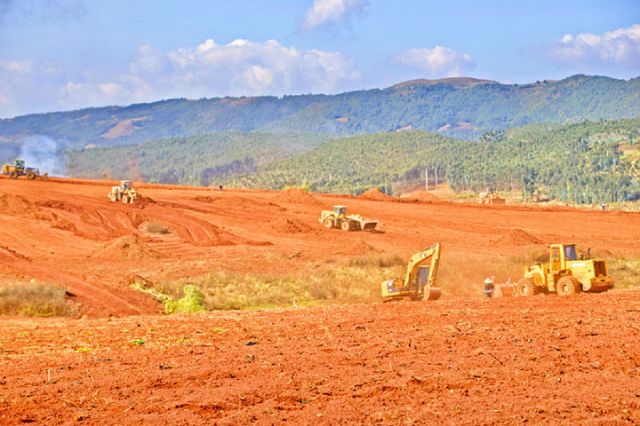 圖1 衛(wèi)瀘片區(qū)4萬畝“望天田“破除田埂施工現場 （趙樹龍 攝）.jpg