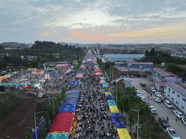 圖1  2025年雁江小龍蝦美食周中和鎮(zhèn)集中品鑒區(qū) 拷貝.jpg