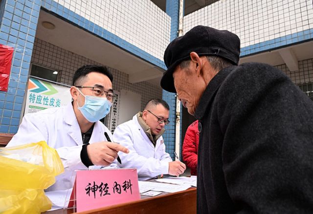 圖5  11月19日，內(nèi)江市東興區(qū)高梁鎮(zhèn)方家溝村，專家義診團隊正在為當(dāng)?shù)厝罕姴轶w看病、送醫(yī)送藥，給冬日的鄉(xiāng)村帶來融融暖意。.jpg