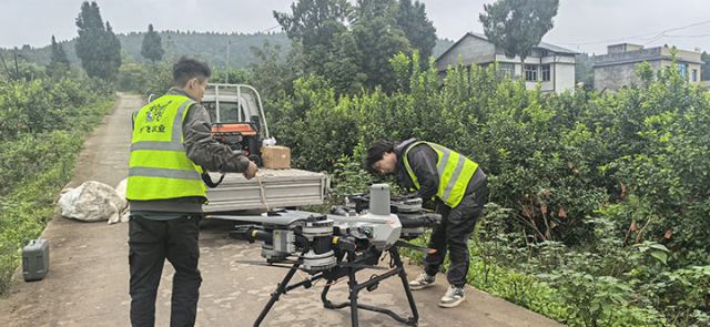 圖2  張駿海與團(tuán)隊(duì)成員進(jìn)行無人機(jī)起飛前準(zhǔn)備工作。易奎西 攝.jpg