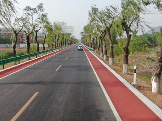 圖2  筆直的道路通向詩(shī)與遠(yuǎn)方（劉影 攝） 拷貝.jpg