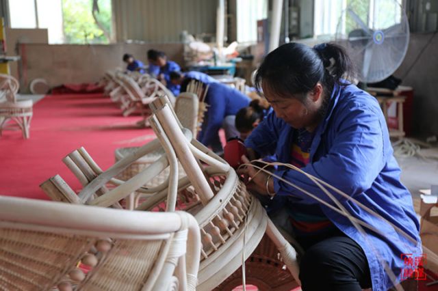 圖3  工人進行竹工藝編織。（區(qū)林竹局供圖）.jpg