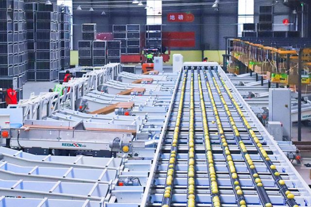 圖2  檸檬自動(dòng)分選設(shè)備。潘政吉 攝.jpg