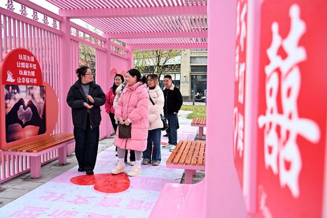 圖3  12月3日，四川省內(nèi)江市東興區(qū)東興街道圣宴社區(qū)，當(dāng)?shù)馗刹咳罕娫趧偨ǔ傻臇|興社區(qū)衛(wèi)生服務(wù)中心新型婚育文化長(zhǎng)廊打卡。.jpg