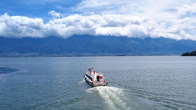 1764835002987339.jpg 圖1 游客乘船游洱海(張靜 攝).jpg