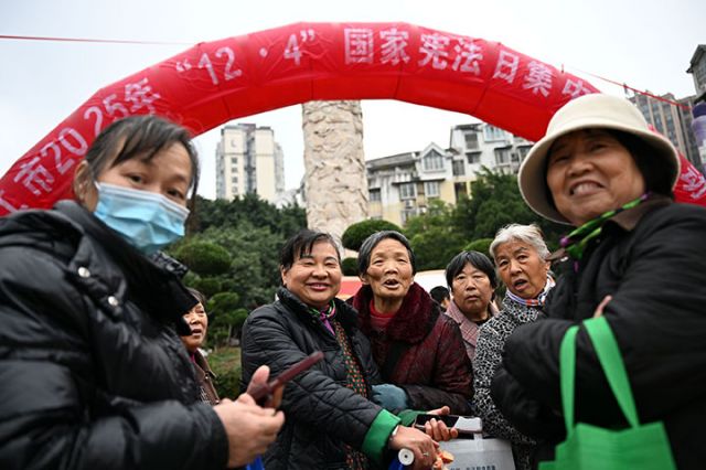 圖5  12月4日，四川省內(nèi)江市東興區(qū)和平廣場，當?shù)馗刹咳罕娫凇?2.4”國家憲法日里沉浸式體驗、學(xué)習(xí)憲法知識。.jpg