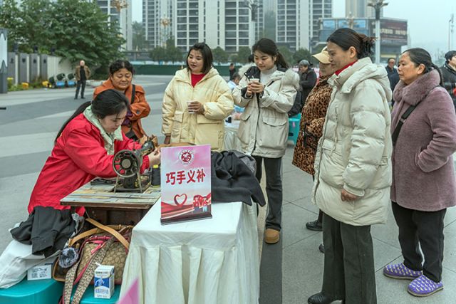 圖3 巧手義補(bǔ)。楊康忠  攝.jpg