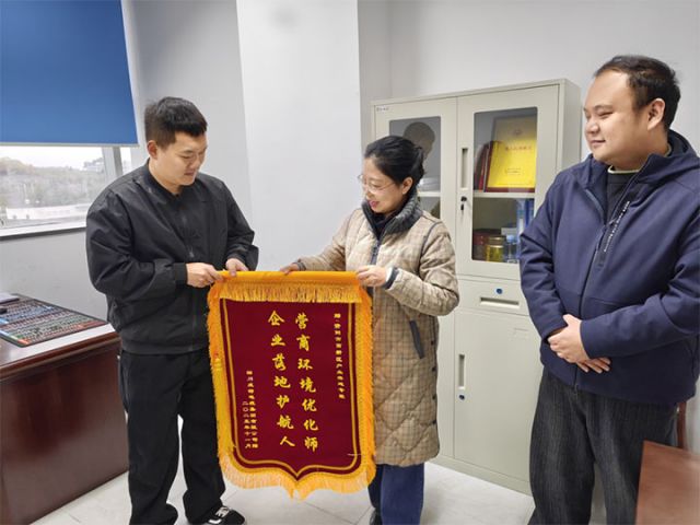 圖6  企業(yè)負責人向高新區(qū)產業(yè)落地專班負責人贈送錦旗 拷貝.jpg